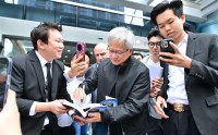 黄仁勋现身英伟达深圳公司楼下 参加年会并“逛吃”