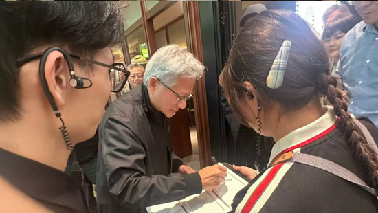 现场视频来了！黄仁勋已到深圳，现身公司楼下，“周边经济链”浮现！