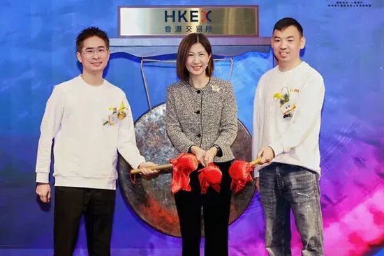 卖零食的，上市首日暴涨88%！股价400港元，合理吗