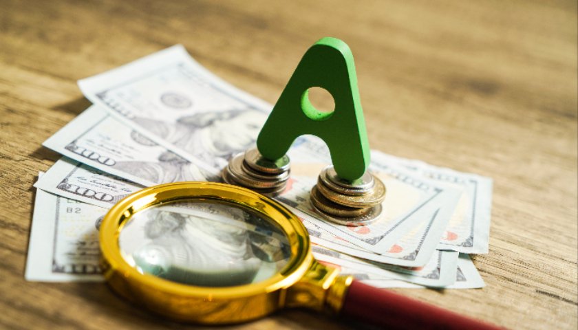 业绩集体报喜难掩股价低迷，券商板块何时能迎来估值修复？