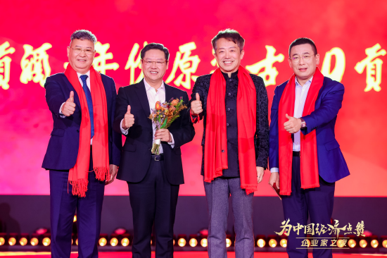 张玉良、周延龙与金垣洙为吴向东见证荣誉时刻，2025企业家之夜举行