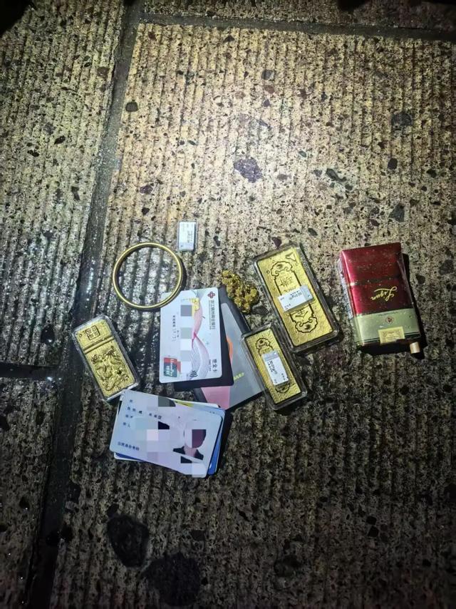 “我没钱过年，看到黄金现在很值钱”，男子抢走金店156克黄金，5分钟后落网！