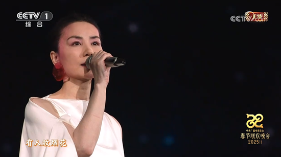 “王菲接了李谷一的班”登上热搜!同款水滴耳环售价超3000元