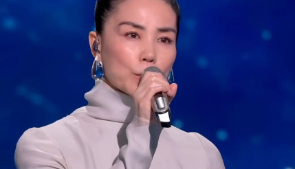 “王菲接了李谷一的班”登上热搜!同款水滴耳环售价超3000元