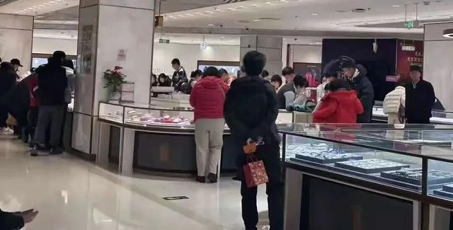 大年初二金价大涨!有商场1000克金条卖断货,“顾客不问价直接出手!”专家严肃提醒