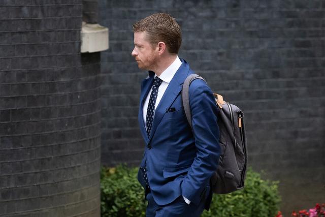 从爱泼斯坦档案到唐宁街震荡：斯塔默政府的执政末路？