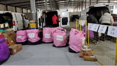 拼多多“兜底”快递进村中转费 偏远乡村加速进入“包邮区”