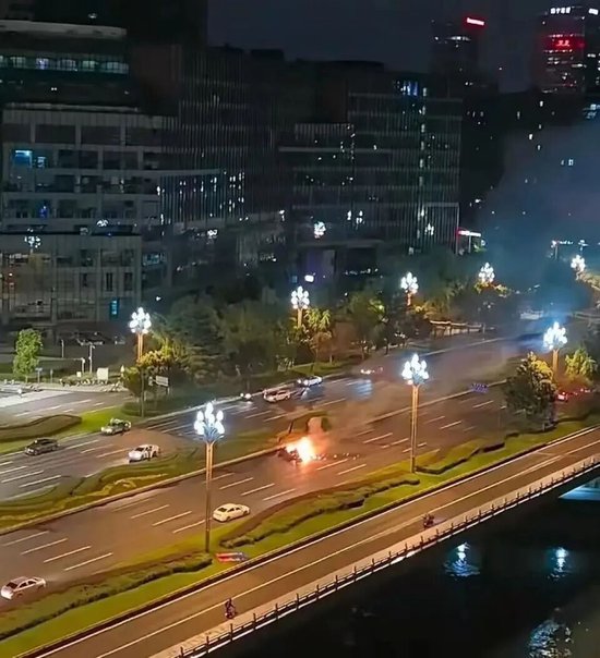 小米SU7成都碰撞燃烧调查公布：车门因低压系统断电而无法打开，车主系车辆起火燃烧致死