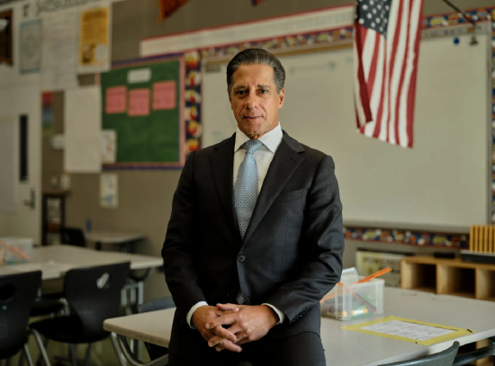 美联邦调查局突袭搜查后 洛杉矶学区负责人被停职