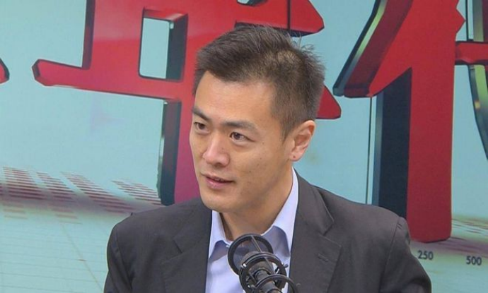 父亲身家超过李嘉诚，他不爱美女爱丑女，继承60亿家产坐地铁上班