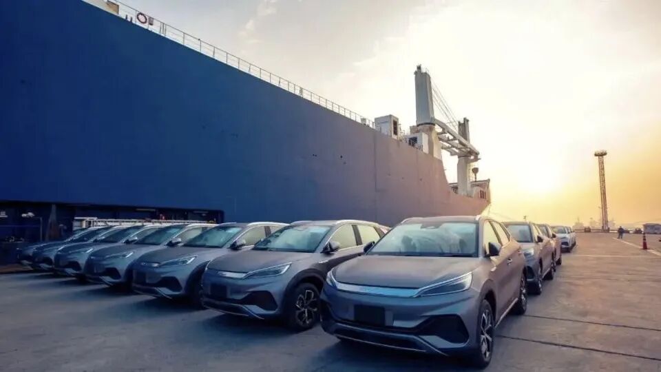 超越斯特兰蒂斯，登顶全球第四，比亚迪反手起诉美国