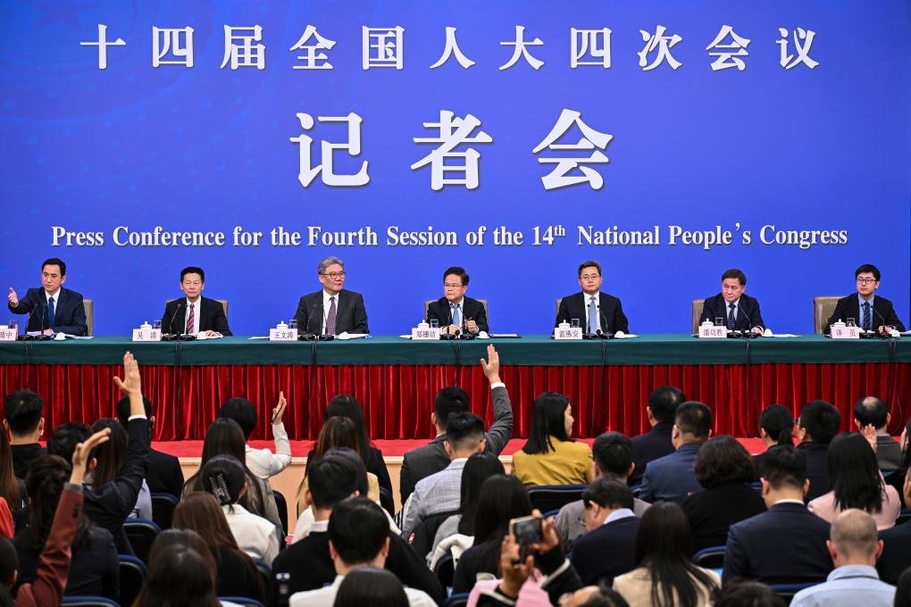 中国人民银行行长潘功胜出席十四届全国人大四次会议经济主题记者会