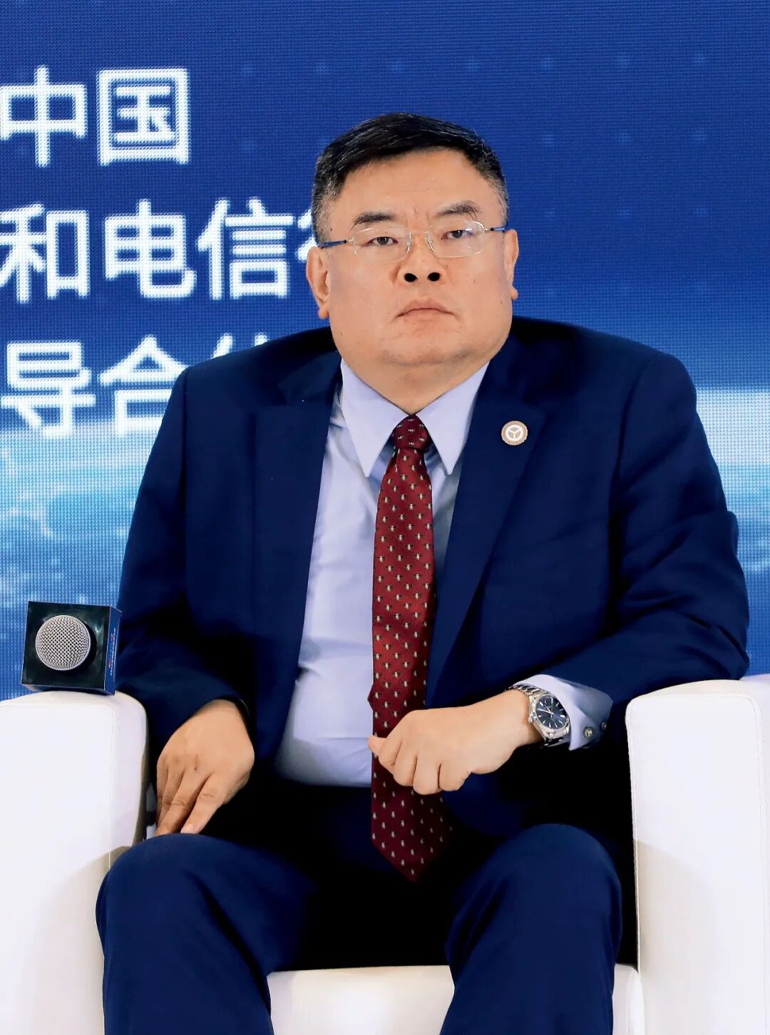 退休工人当上“市场合伙人”?有老人投入千万!盈科律所掌门人梅向荣自首背后的家族生意