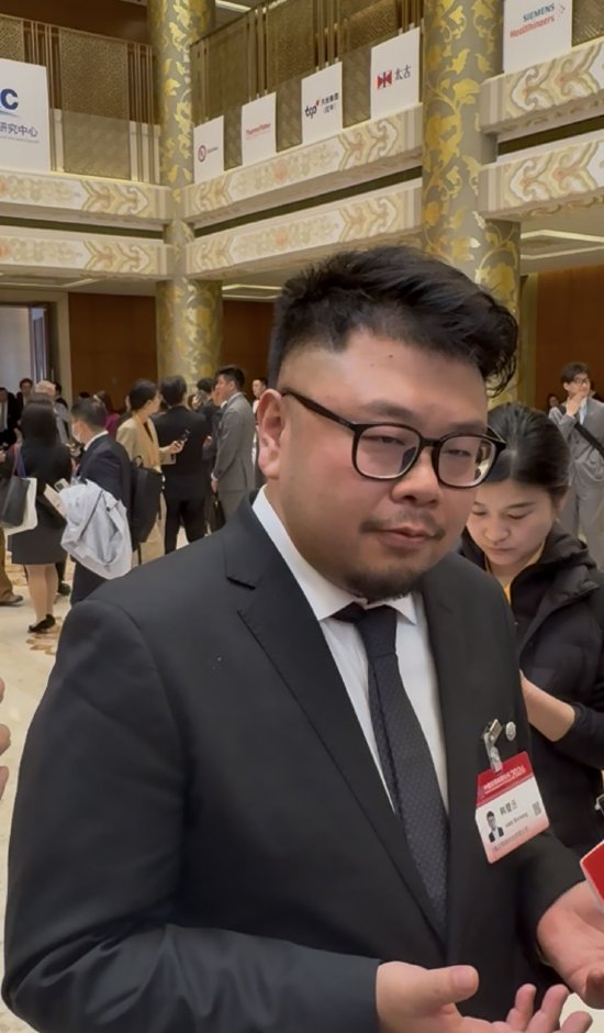 强脑科技韩璧丞:感谢马斯克与奥特曼 未来残疾人可以用意念打字