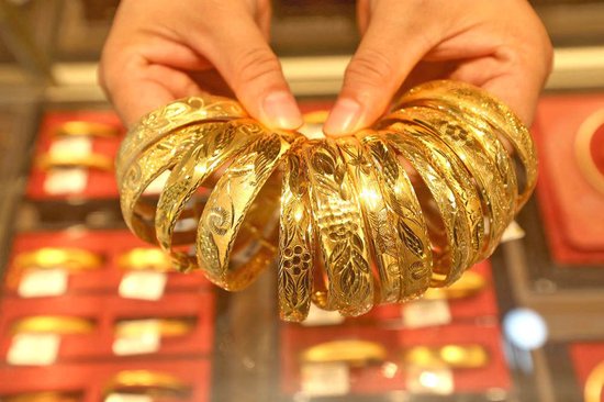 黄金重挫出现连锁反应 “一口价”金饰涨价变降价