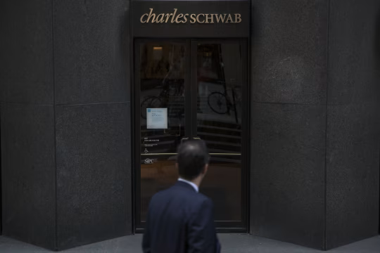 嘉信理财跌5.5%,宣布利润大涨30%,计划推出加密货币交易服务