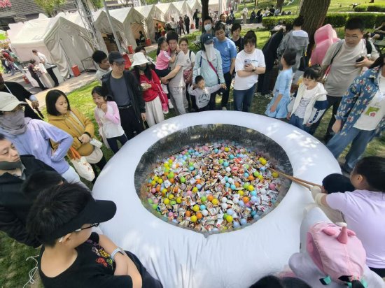 金融街嘉年华“筷乐大作战”,30秒夹多少领多少