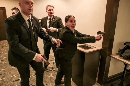 现场画面!白宫晚宴发生枪击事件