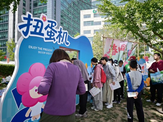 王小卤、珍酒等齐现“扭蛋机”,小朋友抱走“大奖”