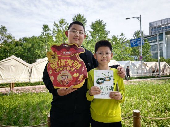 王小卤、珍酒等齐现“扭蛋机”,小朋友抱走“大奖”