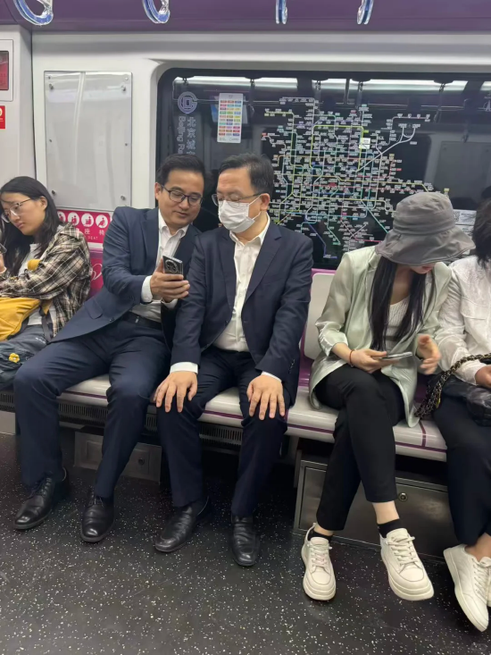 比亚迪王传福、李云飞乘地铁去北京车展,网友称“一点没架子,好低调”