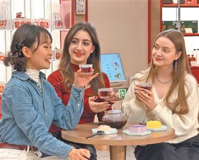 人民日报聚焦假期消费:中国游中国购热情持续高涨