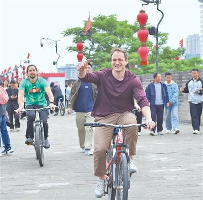人民日报聚焦假期消费:中国游中国购热情持续高涨