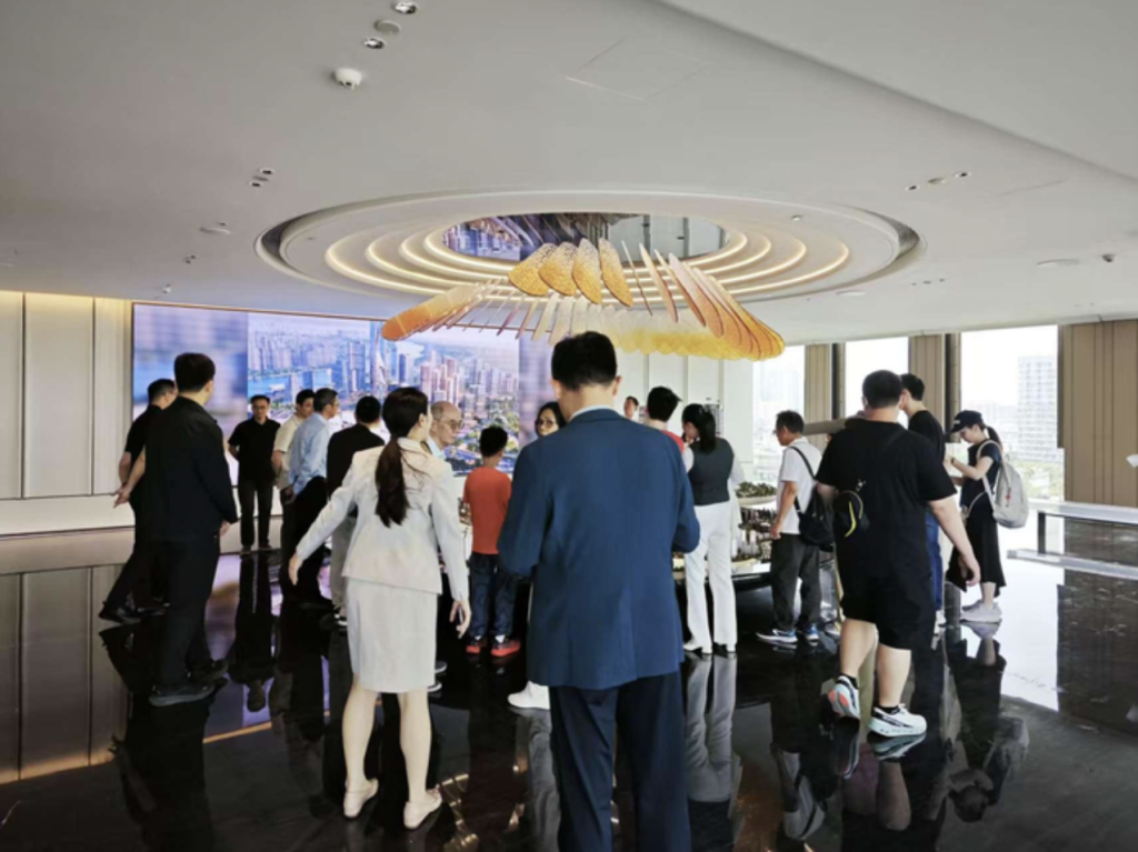 广州楼市“穗八条”落地:售楼处再现排队看房,二手房已连续两个月网签破万套