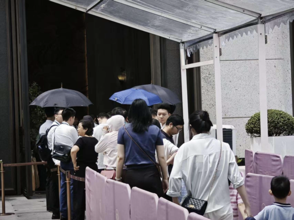 广州楼市“穗八条”落地:售楼处再现排队看房,二手房已连续两个月网签破万套