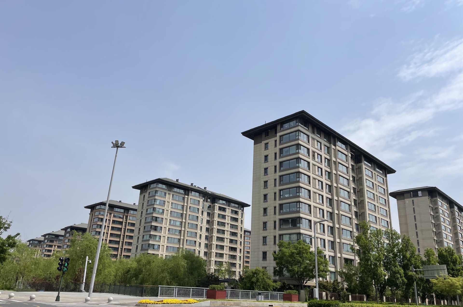 客户排队等讲解、组团看样板间,雄安新区楼市“五一”假期也热闹,依旧严格限购、现房销售