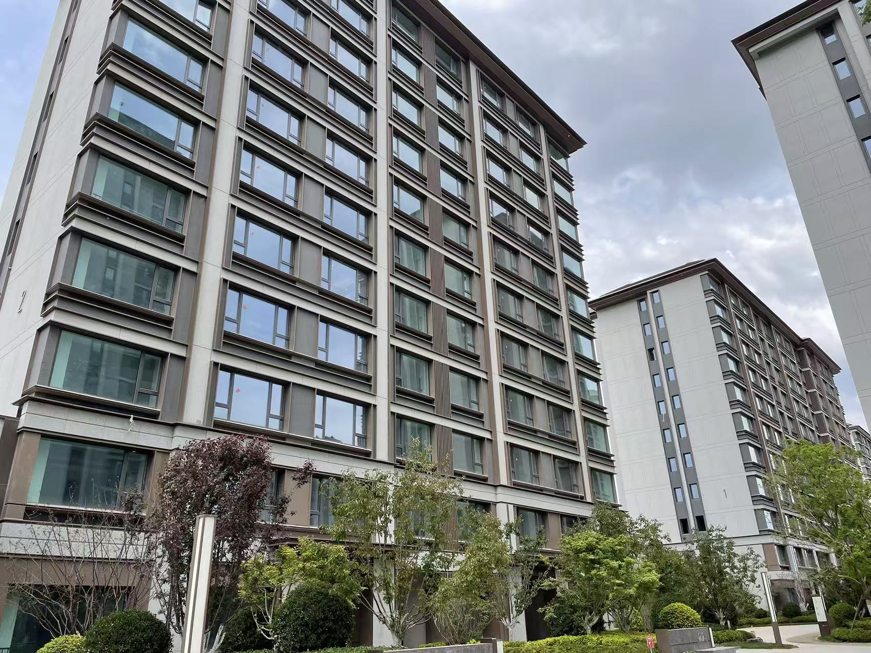 客户排队等讲解、组团看样板间,雄安新区楼市“五一”假期也热闹,依旧严格限购、现房销售