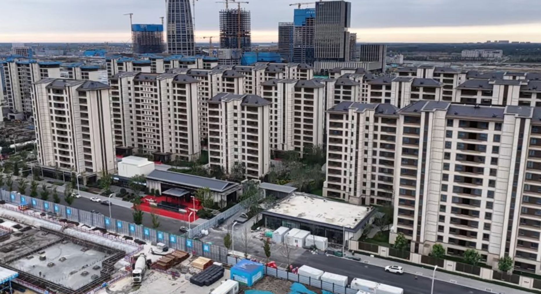 客户排队等讲解、组团看样板间,雄安新区楼市“五一”假期也热闹,依旧严格限购、现房销售
