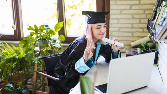 报告:应届大学毕业生对起薪预期高估近2.4万美元