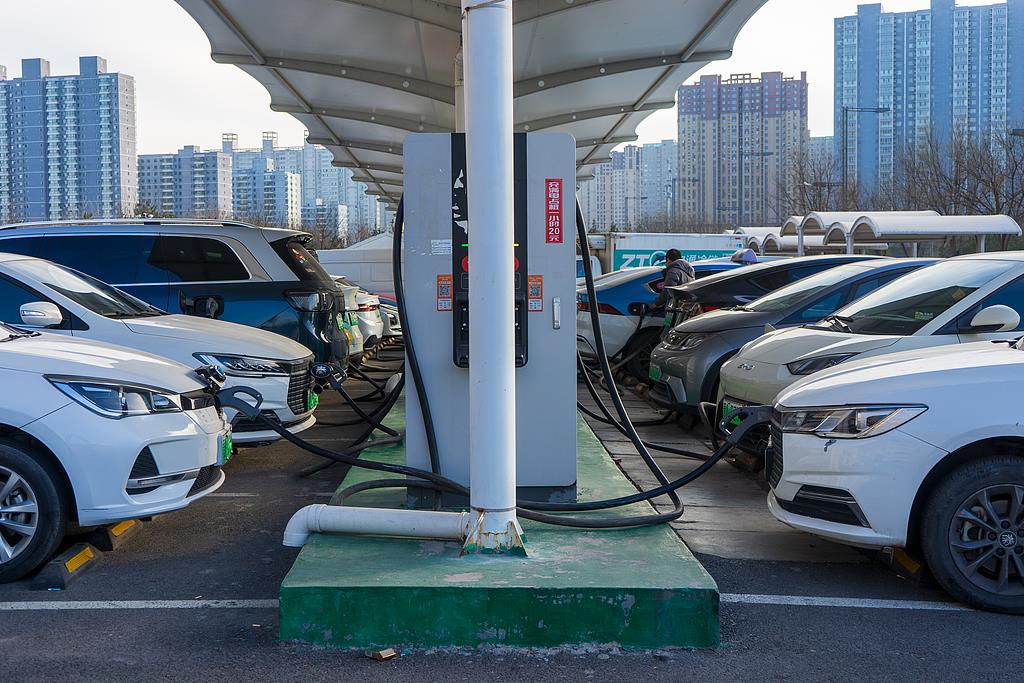 系统升级后续航从500公里变300公里?一文揭秘新能源车“锁电”真相