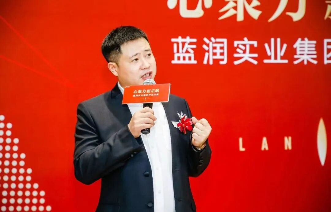 一字跌停!股价大跌85%,又一A股公司濒临退市,47岁地产富豪被刑拘