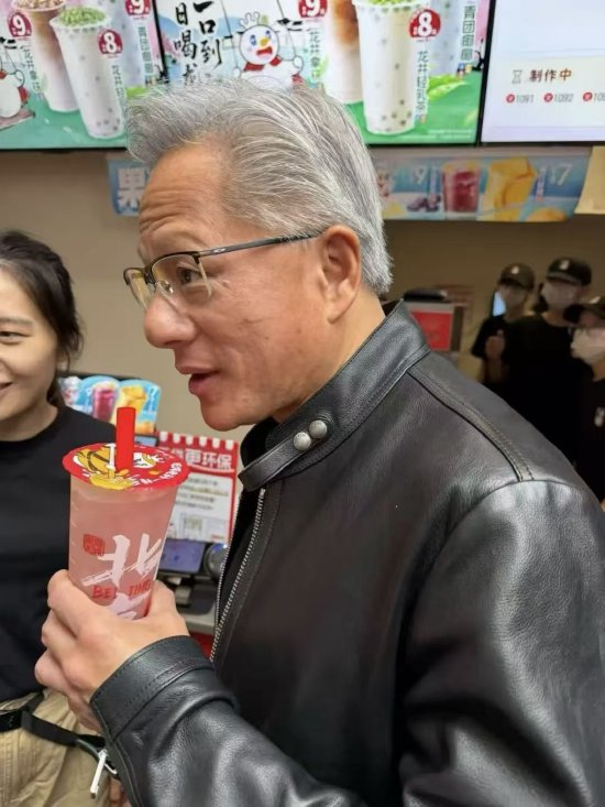 黄仁勋现身北京胡同买蜜雪冰城,店长:他们点了两杯蜜桃四季春(组图)