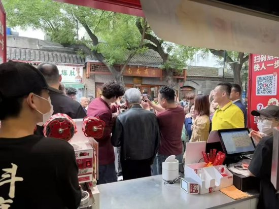 黄仁勋现身北京胡同买蜜雪冰城,店长:他们点了两杯蜜桃四季春(组图)