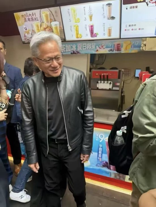黄仁勋现身北京胡同买蜜雪冰城,店长:他们点了两杯蜜桃四季春(组图)