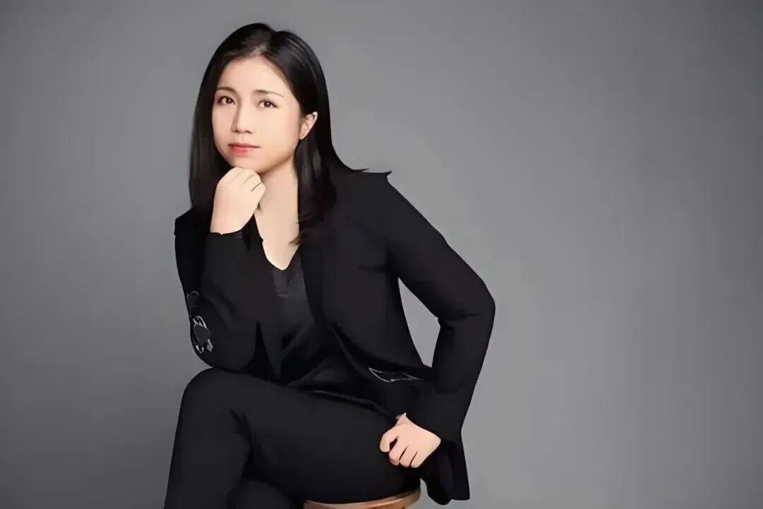 最新：49岁“并购女王”接班“服装界巴菲特”！李寒穷正式掌舵雅戈尔！