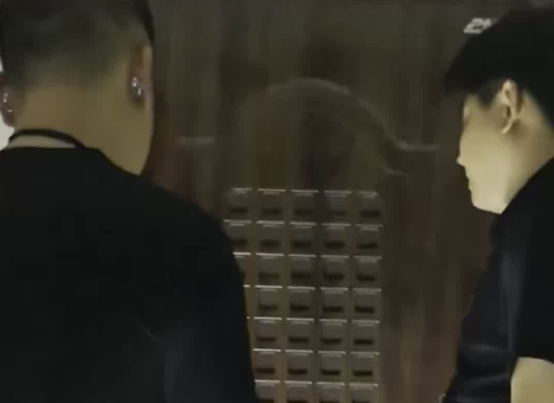 “我不愿意给你开门！”广东一老人买了460克黄金准备交给骗子“投资”，警察上门劝阻却吃了“闭门羹”